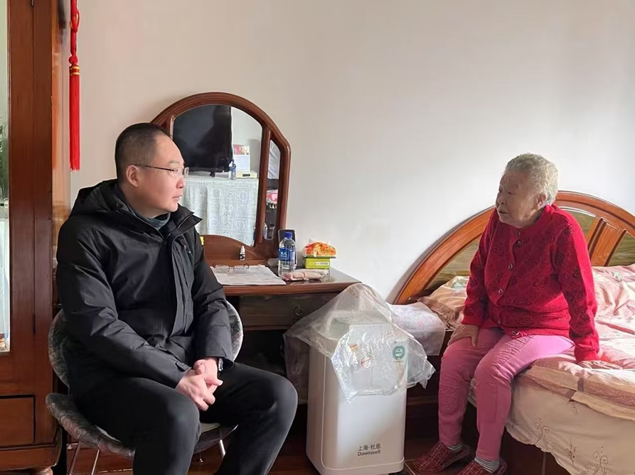 省疾控中心春节前走访慰问老党员、老干部